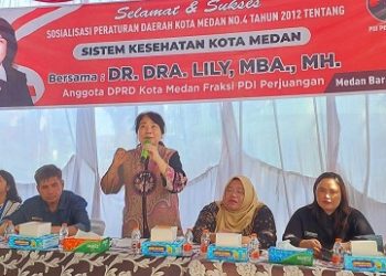 Anggota DPRD Medan DR Dra Lily MBA MH saat Sosper ke VIII Tahun 2025 produk hukum Pemko Medan Perda No 4 Tahun 2012 tentang Sistem Kesehatan Kota Medan di Jl Karya Dalam lingkungan XI, Kelurahan Karang Berombak, Kecamatan Medan Barat. (Foto Ist)