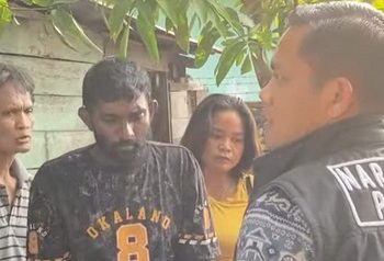 Kasat Narkoba Polrestabes Medan, AKBP Thommy Aruan saat menggerebek rumah
kos di Jalan Polonia, Gang Sehati, Kecamatan Medan Polonia diduga menjadi sarang peredaran narkoba dan judi. (Foto Ist)