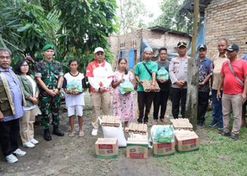 Kapolres Simalungun AKBP Marganda Aritonang, S.H., S.I.K., M.M., bersama Bupati Simalungun Dr. H. Anton Achmad Saragih, S.E. M.M serta unsur Forkopimda menyalurkan bantuan kepada korban bencana alam angin puting beliung dibeberapa nagori