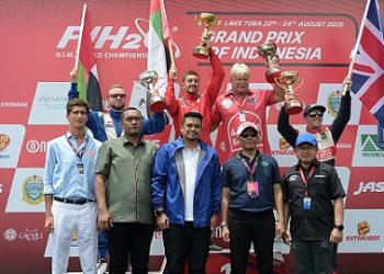 Gubernur Sumut Bobby Nasution menyerahkan trofi kepada juara F1 Powerboat GP of Indonesia 2025. (Foto Ist)