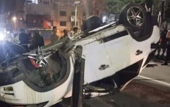 Mobil mewah Mercedes Benz plat nomor polisi BB 1140 YF mengalami kecelakaan tunggal hingga terbalik di Jalan SM Raja, Medan.  (Foto Ist)