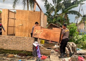 Personel Satuan Samapta (Sat Samapta) Polres Simalungun gerak cepat membantu korban angin puting beliung di Nagori Karang Anyar