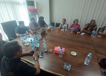 Puluhan warga Kelurahan Sei Mati, Kecamatan Medan Labuhan mengadu ke Fraksi Hanura-PKB DPRD Kota Medan yang diterima Janses Simbolon, Ketua Fraksi Hanura-PKB bersama anggota Lailatul Badri dan Hj.Roma Uli Silalahi dan Paul Mei Anton Simanjuntak, Ketua Komisi 4 DPRD Kota Medan. (Foto Romulo)