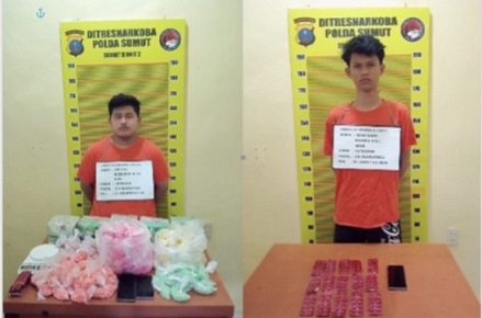 Kedua pelaku peredaran narkotika yang ditangkap Ditresnarkoba Polda Sumut