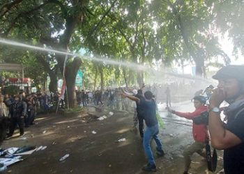 Ratusan Mahasiswa Aksi Demo di Gedung DPRD Sumut Ricuh
