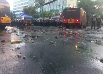 Aksi massa mahasiwa di Gedung DPRD Sumut berakhir bentrok dengan polisi. (Foto Romulo Sinaga)