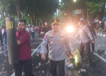 Kapolda Sumut Irjen Pol. Whisnu Hermawan Februanto saat turun ke lokasi unjuk rasa massa mahasiswa di Gedung DPRD Sumut yang berakhir bentrok. (Foto Romulo Sinaga)