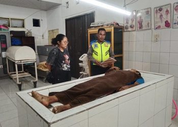 Personil Unit Gakkum melihat kondisi jenajah Pengendara sepedamotor Honda Supra BK 6153 WU Jeklin Wing Freddy Sihombing diruangan jenajah RSUD dr Djasamen Saragih