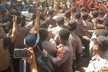 Aksi massa mahasiswa Cipayung Plus Sumut di Gedung DPRD Sumut. (Foto Romulo)