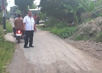 Anggota DPRD Kota Medan, Binsar Simarmata meninjau kondisi Jalan Bunga Rampai VII, Kelurahan Simalingkar B, Medan Tuntungan yang rusak. (Foto Ist)