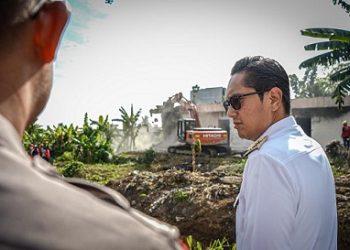 Wali Kota Medan, Rico Tri Putra Bayu Waas saat memimpin pembongkaran bangunan kosong yang dipakai untuk menikmati narkoba. (Foto Ist)
