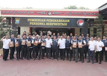 Dirresnarkoba Polda Sumut, Kombes Pol. Dr. Jean Calvijn Simanjuntak bersama personel yang mendapat penghargaan. (Foto Ist)