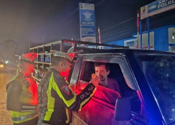 Sat Lantas Polres Simalungun Bagikan Kopi Kemasan Botol