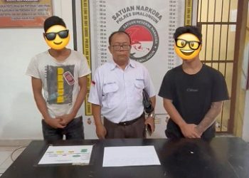 Kuasa Hukum Jauli Manalu, SH bersama tersangka Marbangun Sinaga dan Winner Lumban Tobing di Mako Sat Resnarkoba Polres Simalungun