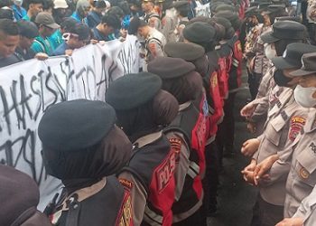 Massa mahasiswa di Kota Medan mengheningkan cipta atas peristiwa meninggalnya driver ojol di Jakarta.  (Foto Romulo Sinaga)