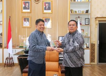 Wali Kota Pematangsiantar Wesly Silalahi SH MKn menerima kehadiran Wakil Kepala Badan Pusat Statistik (BPS) Dr Sonny Harry Budiutomo Harmadi ME, di Kantor Wali Kota,