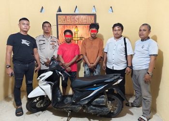 Kedua terduga pelaku curanmor dan barang bukti diapit Kapolsek Bosar Maligas Iptu Soni Silalahi S.H bersama personil