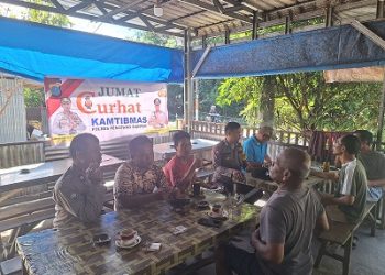 piket Bhbinkamtibmas melaksanakan kegiatan Jumat Curhat Kamtibmas di Jalan Bahkora 2