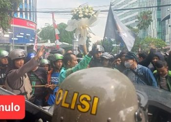 Ratusan massa driver ojek online aksi unjuk rasa dengan membawa kras bunga sebagai bentuk rasa belasungkawa atas meninggalnya Affan Kurniawan  driver ojek online Jakarta yang dilindas mobil Rantis Brimbob. (Foto Romulo)