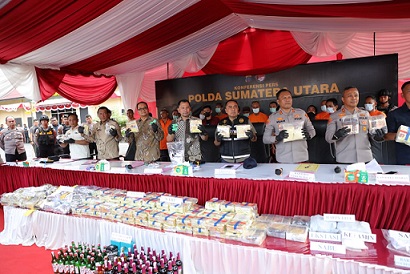 Direktur Reserse Narkoba Polda Sumut Kombes Pol Dr. Jean Calvijn Simanjuntak pimpin Konferensi pers di Mako Polres Tanjungbalai