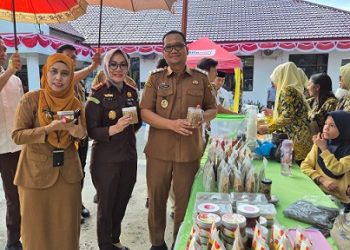 Kajari Tanjungbalai Yuliyati Ningsih, bersama Wakil Wali Kota Muhammad Fadly Abdina saat buka Pasar Murah dan Bazar