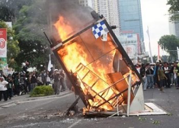 Satu unit pos polisi milik Sat Lantas Polrestabes Medan di Lapangan Merdeka dibakar massa. (Foto Ist)