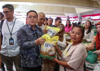 Wali Kota Pematangsiantar Wesly Silalahi SH MKn meninjau Gerakan Pangan Murah (GPM) Serentak dalam rangka HUT ke-80 Kemerdekaan Republik Indonesia dipusatkan di Balai Bolon Lapangan Adam Malik,