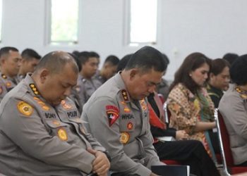 Kapolda Sumut Irjen Pol Whisnu Hermawan Februanto saat mengelar doa bersama di Gereja Oikumene Polda Sumut. (Foto Ist)