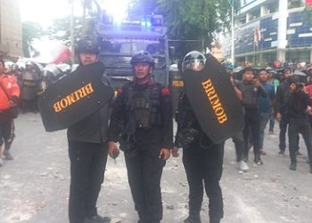 Dansat Brimob Polda Sumut, Kombes Pol Rantau Isnur Eka, S.I.K., M.M., M.H. M.Han saat memimpin pasukan Penanggulangan Huru Hara (PHH) dan tim Anti Anarkis. (Foto Romulo)