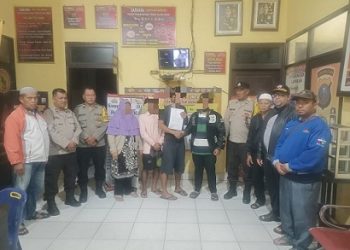 Kedua terduga pencuri bola lampu dan korban saat berdamai di Mako Polsek Siantar Barat