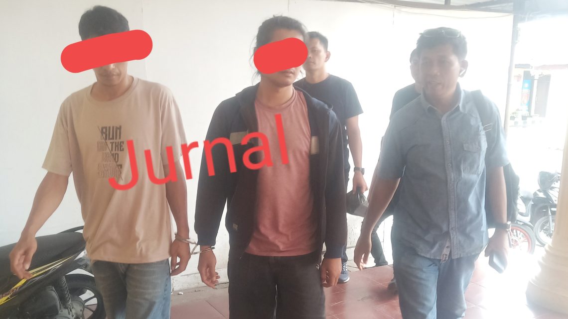 Kasat Resnarkoba AKP Irwanta Sembiring SH. MH saat menggiring kedua tersangka ke ruangan pemeriksaan Sat Resnarkoba Polres Pematangsiantar