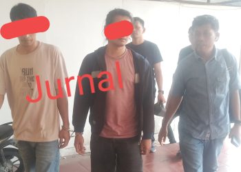 Kasat Resnarkoba AKP Irwanta Sembiring SH. MH saat menggiring kedua tersangka ke ruangan pemeriksaan Sat Resnarkoba Polres Pematangsiantar
