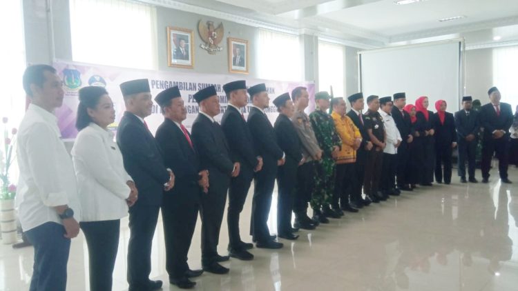 Wali Kota Tebingtinggi, H. Iman Irdian Saragih SE memimpin langsung pengambilan sumpah dan pelantikan 11 pejabat administrator