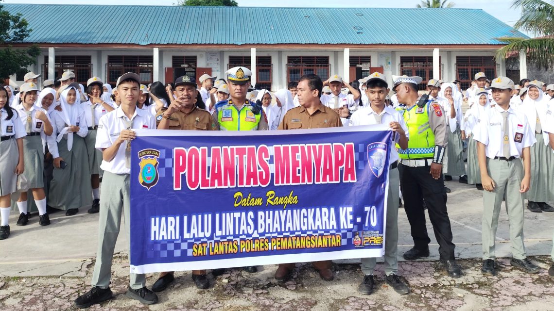 Kanit Regident Sat Lantas IPTU Elon Sitinjak SH menggelar kegiatan Polantas Menyapa di SMA N 3 Pematangsianțar
