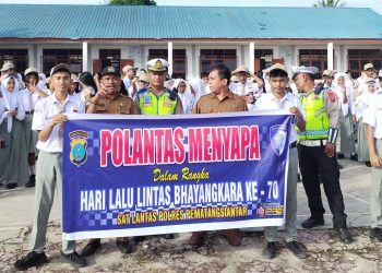 Kanit Regident Sat Lantas IPTU Elon Sitinjak SH menggelar kegiatan Polantas Menyapa di SMA N 3 Pematangsianțar