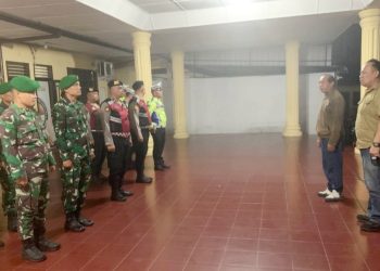 Kanit 2 Sat Intelkam IPTU Malon Siagian, SH dan Kanit 4 Sat Reskrim IPDA Ricardo Rajagukguk, S.Sos berikan arahan sebelum pelaksanaan Patroli Skala Besar