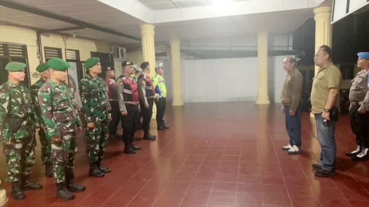 Kanit 2 Sat Intelkam IPTU Malon Siagian, SH dan Kanit 4 Sat Reskrim IPDA Ricardo Rajagukguk, S.Sos berikan arahan sebelum pelaksanaan Patroli Skala Besar