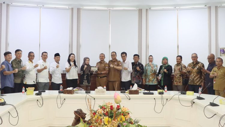 Wali Kota Tanjungbalai, Mahyaruddin Salim didampingi Wakil Wali Kota, Muhammad Fadly Abdina terima Kunker Bapemperda DPRD Provsu
