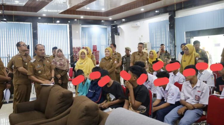 Wali Kota Tanjungbalai, Mahyaruddin Salim bertemu sejumlah pelajar yang terjaring operasi kasih sayang di Aula Dinas Pendidikan