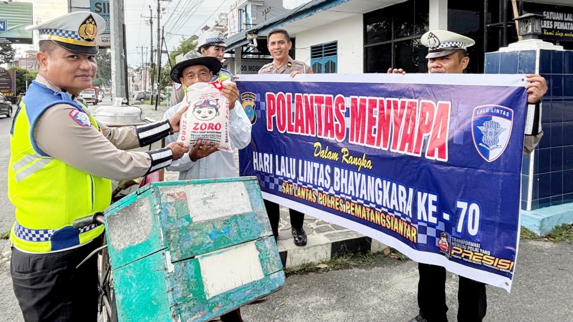 Kanit Regident IPTU Elon Sitinjak SH saat berikan sembako kepada masyarakat Pedagang Es Sepeda Keliling