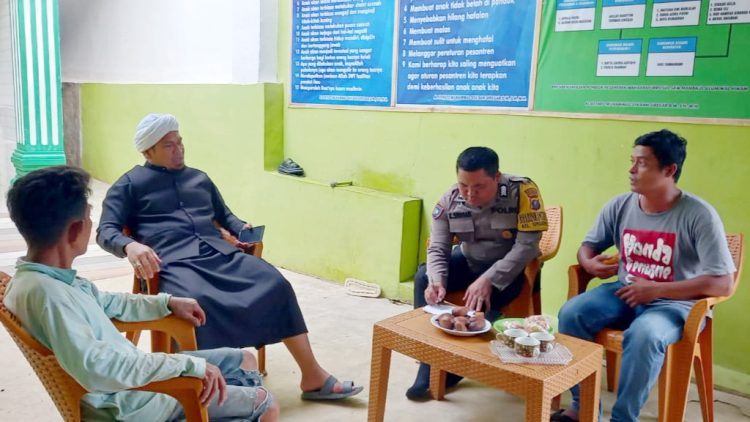 Bhabinkamtibmas Kelurahan Simarimbun Bripka Johannes C. Siregar bersama Sekretaris Kelurahan (Seklur) Simarimbun Rado P. Saragih kunjungi Pondok Pesantren Mahabbaturrosul SAW