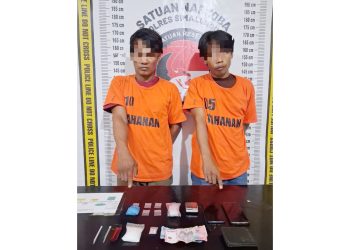 kedua tersangka Sopiandi alias Kipli dan Suhendri Sinaga alias Landong beserta barang bukti