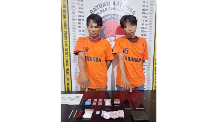 kedua tersangka Sopiandi alias Kipli dan Suhendri Sinaga alias Landong beserta barang bukti