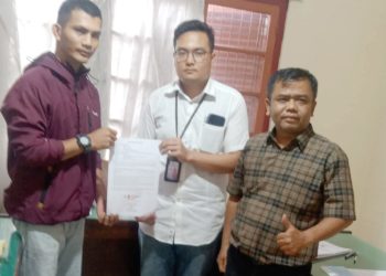 Titus Zalukhu dan pihak RS Efarina Etaham saat berdamai di Kantor Disnaker Kota Pematangsiantar