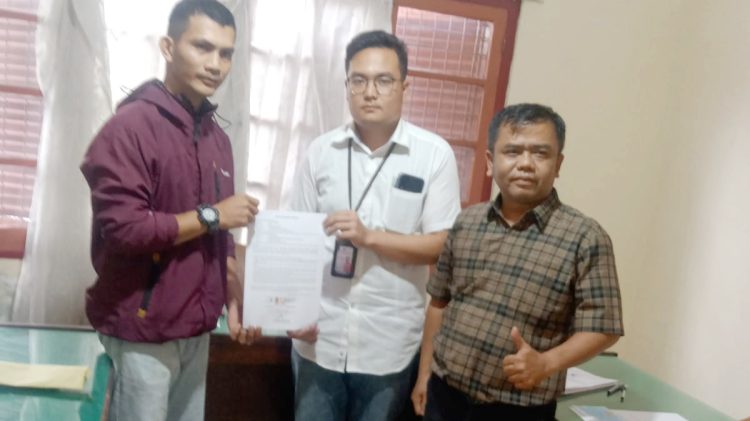 Titus Zalukhu dan pihak RS Efarina Etaham saat berdamai di Kantor Disnaker Kota Pematangsiantar