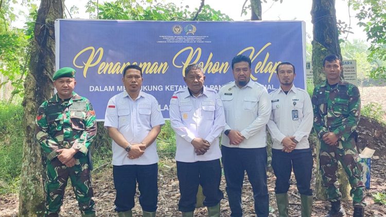 Lapas Tebing Tinggi Gandeng Stakeholder Tanam Pohon Kelapa.