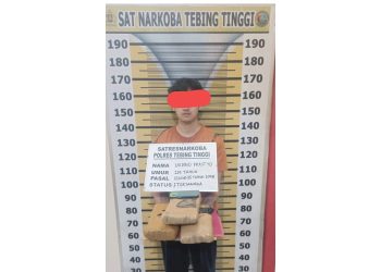 Tersangka AP beserta barang bukti