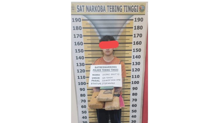 Tersangka AP beserta barang bukti