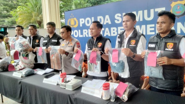 Plt. Kapolres Medan Kombes Pol Parhorian Lumban Gaol saat paparan hasil pengungkapan kejahatan sepanjang bulan Agustus- September 2025 dihalaman Polrestabes Medan (Foto Ist)