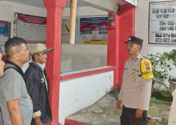 Piket Bhabinkamtibmas AIPDA Herry Tarigan dan AIPDA Eko Silalahi melaksanakan SALING (Sapa Siskamling) di Pos Kamling jalan Sabang Merauke,
